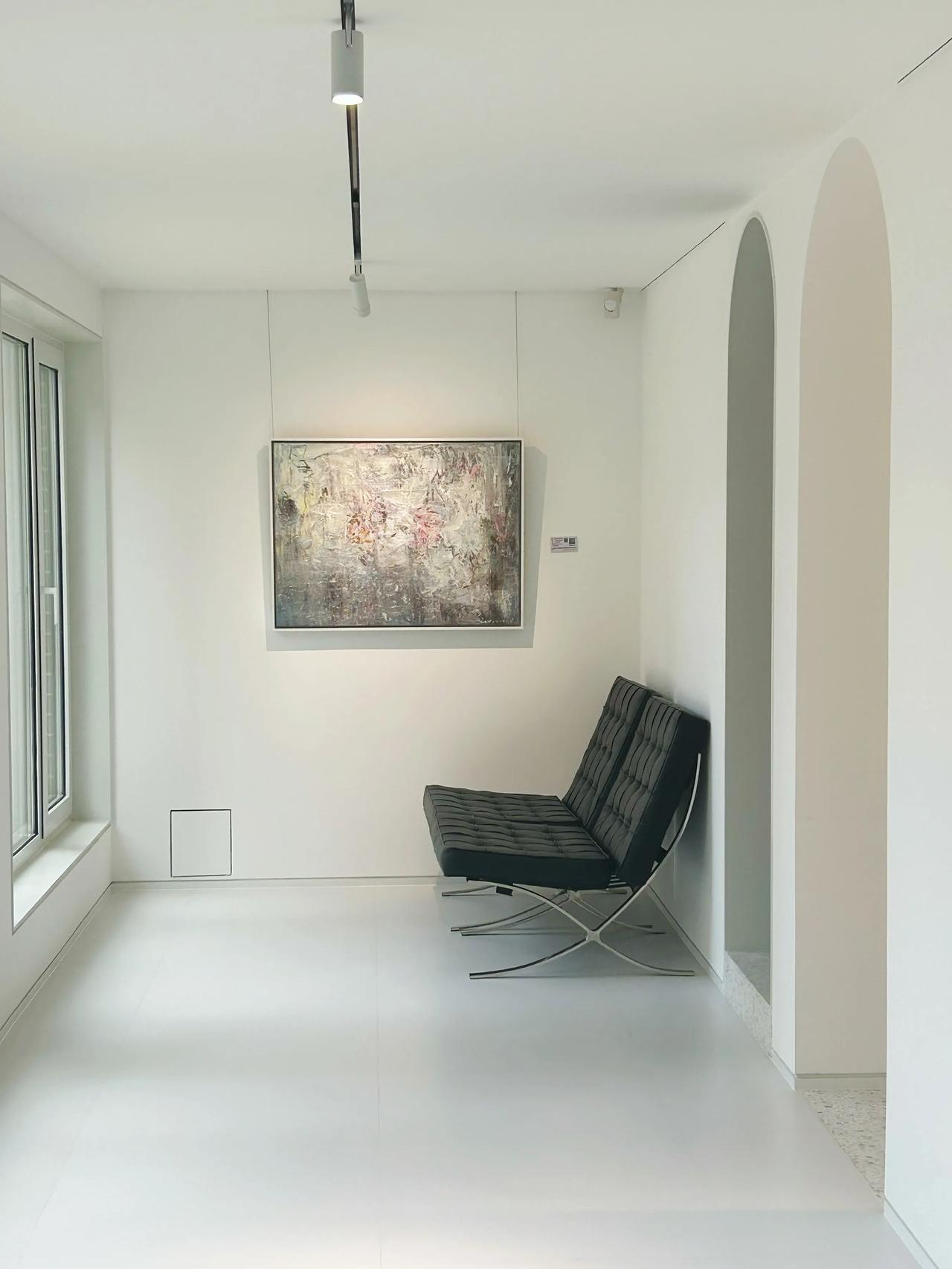 画廊在一个独栋别墅里，优雅静谧，一共两层。
一层有官方授权、画家本人签名、全球限