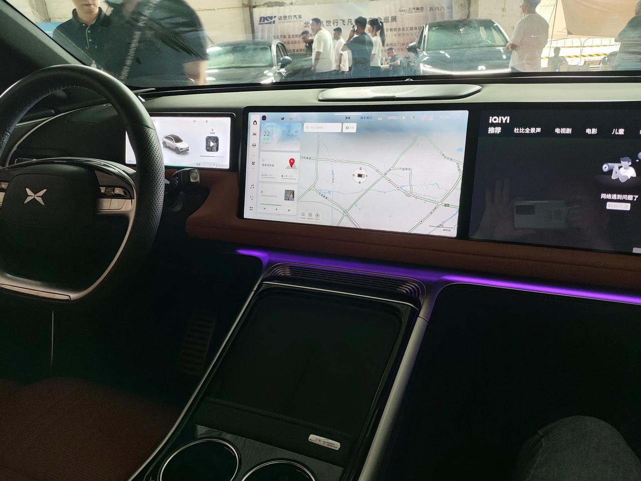 小鹏的内饰做的挺简洁的，车机也很流流畅，质感看起来也不错。

座垫也比较软，二排