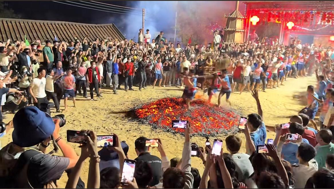 网上看到的南方游神活动，当地竟然要赤脚跳火堆，这也太厉害，太猛了啊！

游神