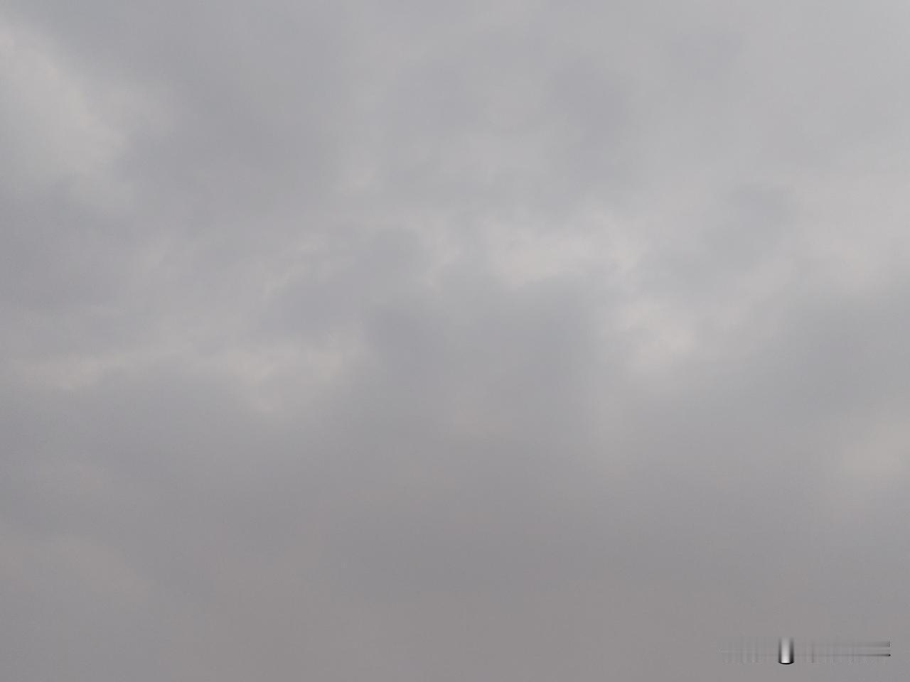 央视天气预报说近日华北，东北地区连续几天有雨。虽然金晨在拍这个图片的时候没有下雨