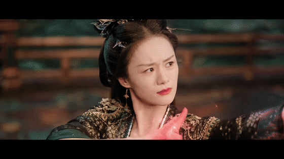 都说了别惹迪丽热巴白日提灯 绳索只能困住贺思慕的身形🖤，却根本压不住她与生俱来