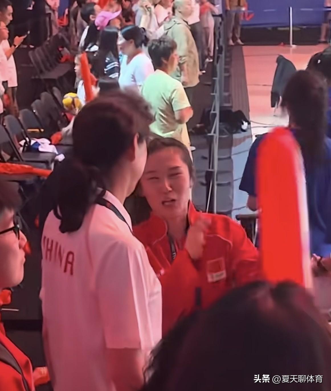 暖心的赖亚文教练！这是中国女排赢了塞尔维亚女排赛后，赖亚文教练在场边站在旁边看队