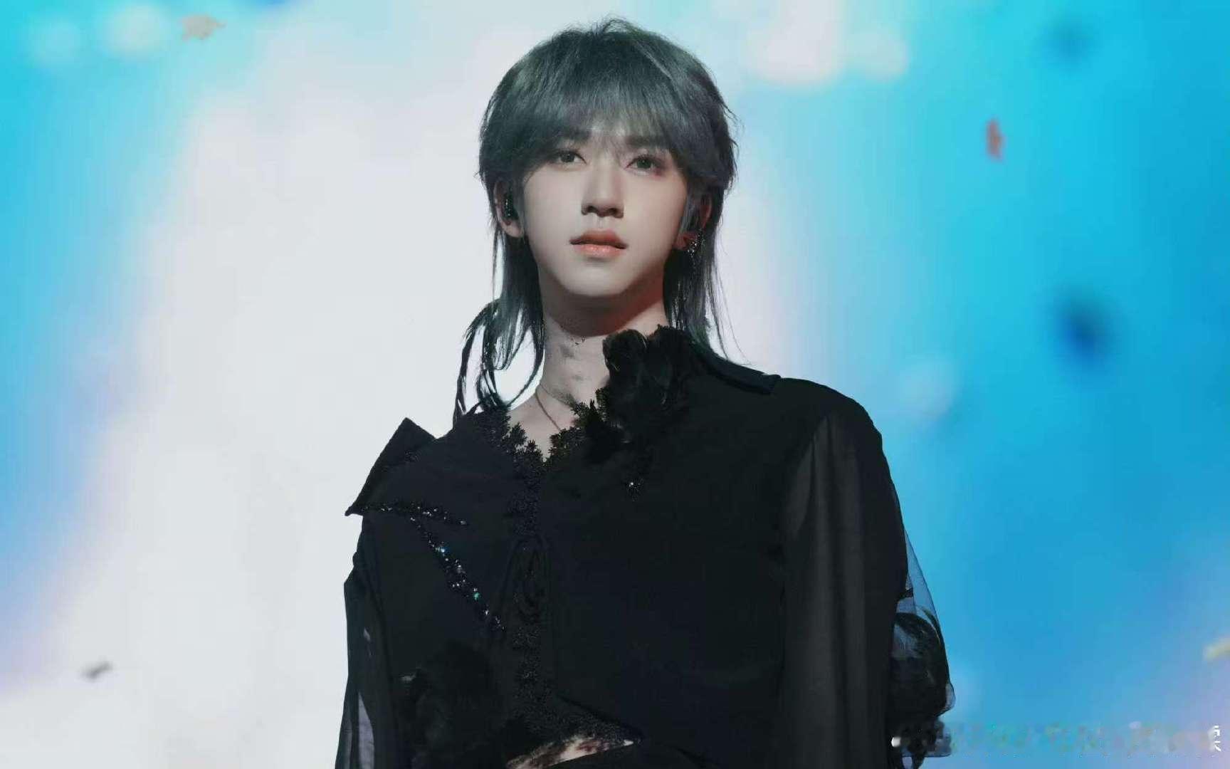 贺峻霖五年前说的歌终于唱上了贺峻霖妆造正确  好 ，贺峻霖五年前说的歌终于唱上了