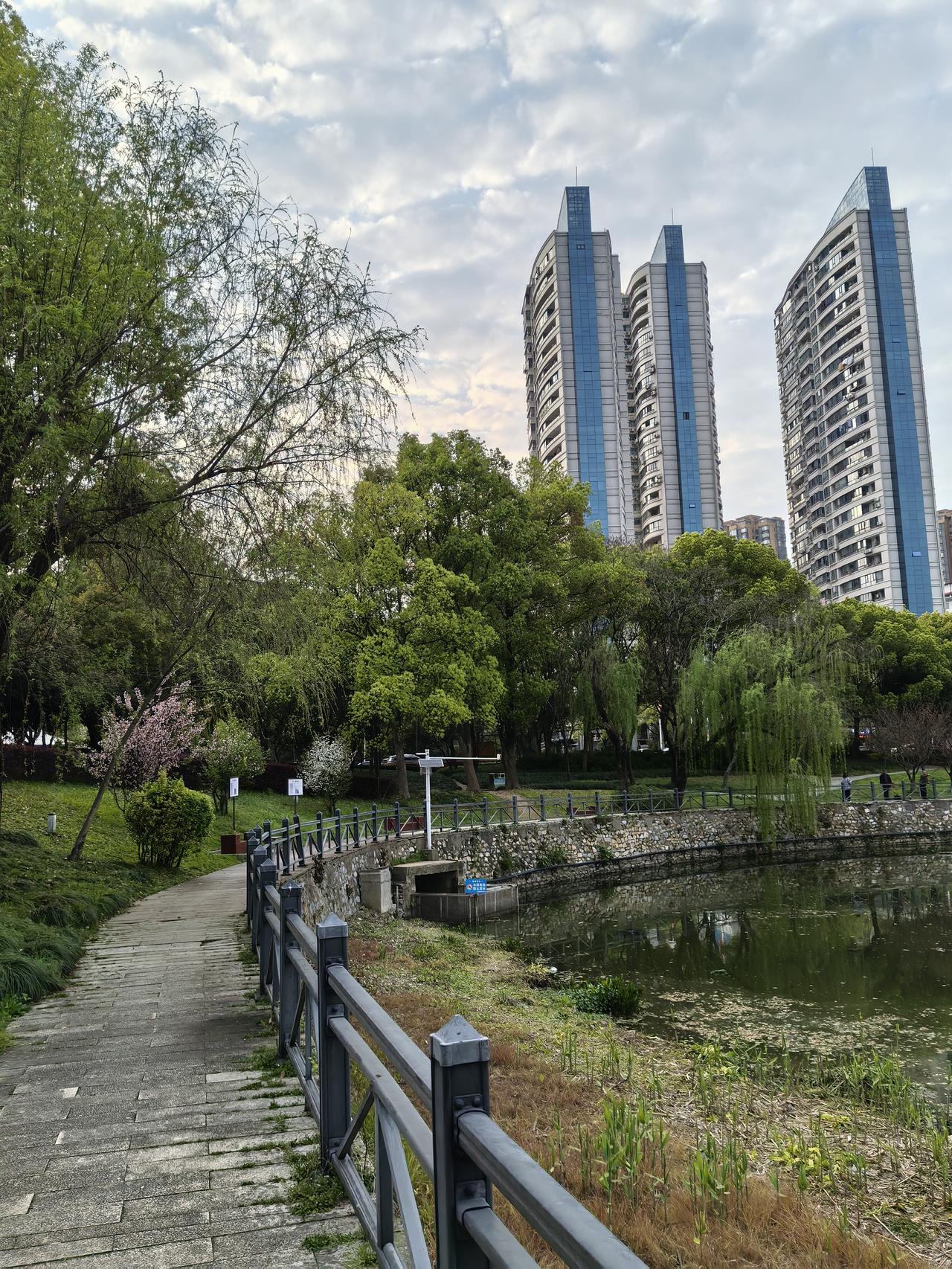 银行净利息收入增速转正，可别直接就说经济回暖了。截至2026年4月，20余家A股