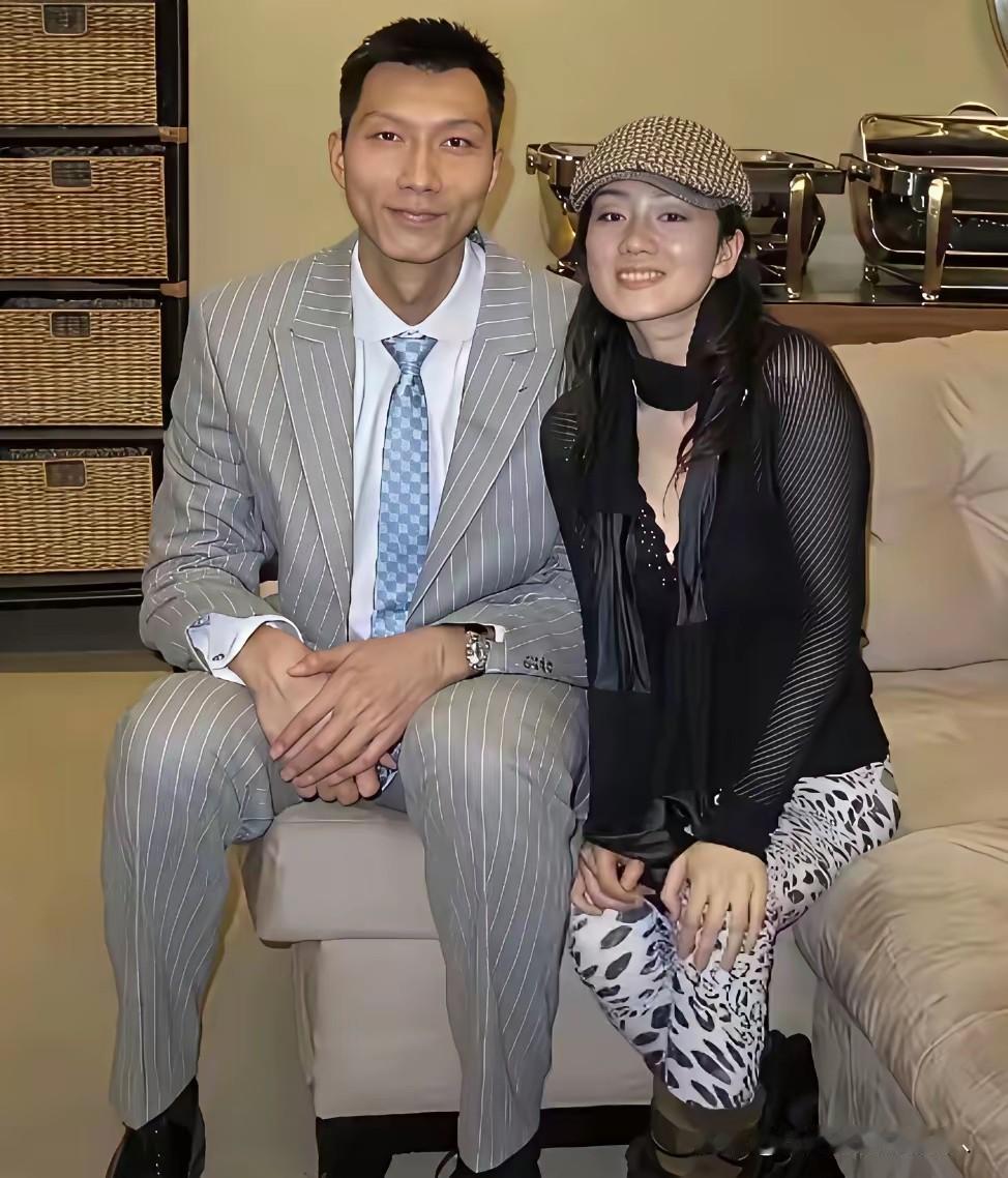 没事不要跟高个合影，矮化自己，成就高人。这个还是巩俐吗。俩人怎么样混到一处的？