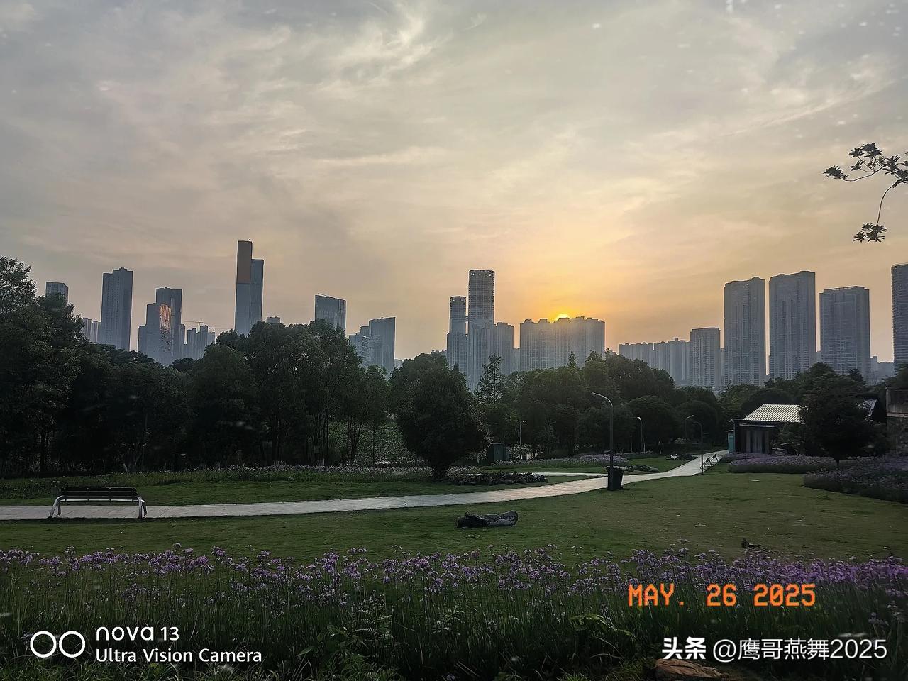 城市的傍晚有着独特的魅力。夕阳西下，余晖洒在林立的高楼大厦上，像是给城市披上了一