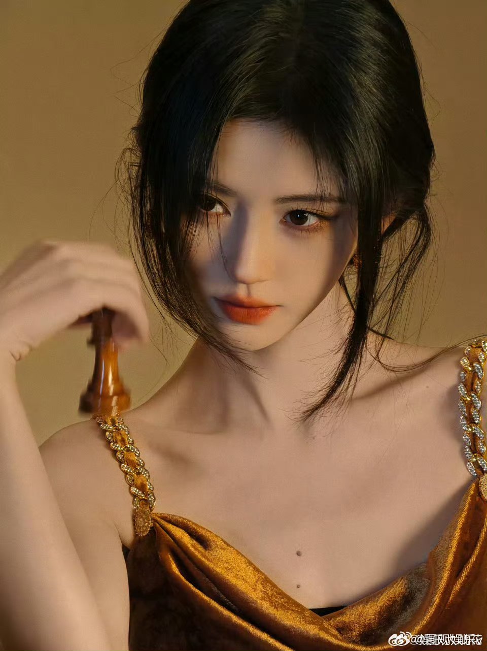 鞠婧祎金色眼影鞠婧祎万花世界新视角 百变鞠姐，金色眼影好显贵气 