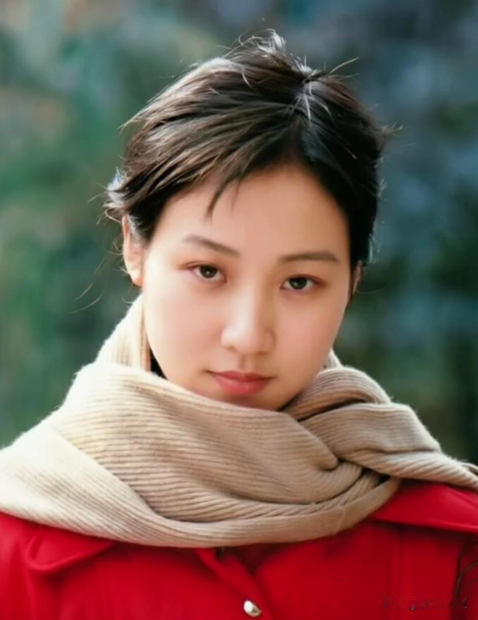 她三次被电影权威奖项提名，可惜只差一步。
1987年，领衔主演电影《谁是第三者》