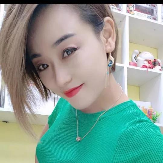 清新绿色上衣，搭配精致项链，元气满满的一天！薄荷绿系穿搭 淡绿色穿搭 气质绿色上