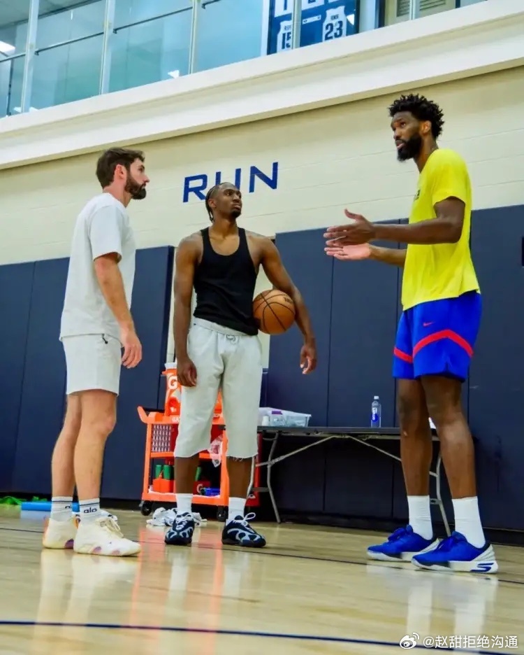 NBA训练师Drew Hanlen今天晒出76人球星恩比德和马克西一起训练的照片