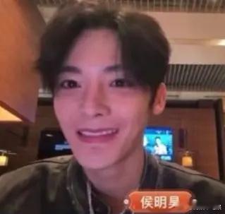 侯明昊怎么长这样了？一笑起来就好尴尬，是嘴展不开吗？下巴也是歪的 ​​​