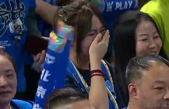 曾凡博直接把现场球迷打哭了，女孩子不知道是不想输球还是心疼偶像？

看看曾凡博的