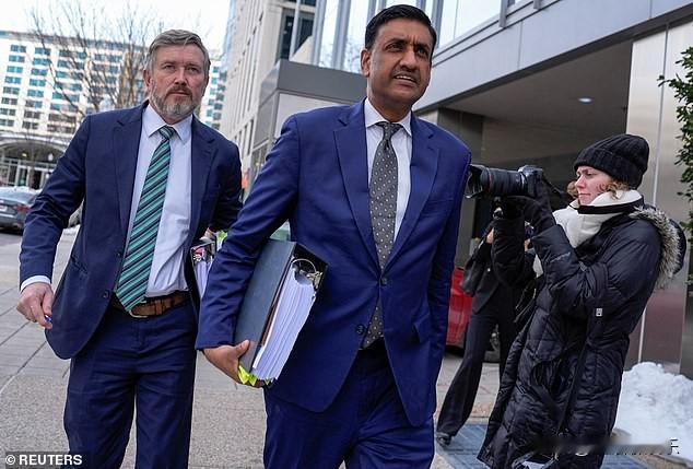 美国国会众议员托马斯·马西质问司法部。
称他和民主党众议员罗·康纳在司法部电脑上