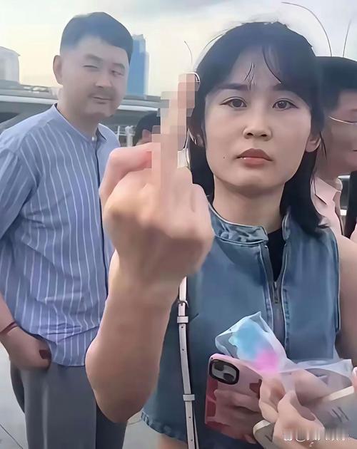 2026年1月4日凌晨，屈楚萧工作室再回应“家暴女友传闻”，公开2022年二审胜