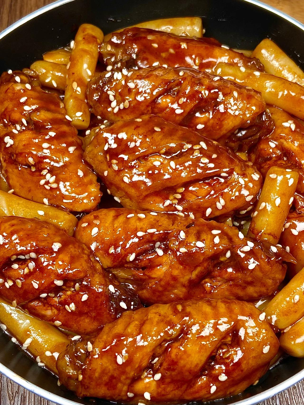 有没有喜欢年糕的选手呀！！快来试试这个年糕鸡翅，真的巨香巨下饭！！！
	
鸡翅炖