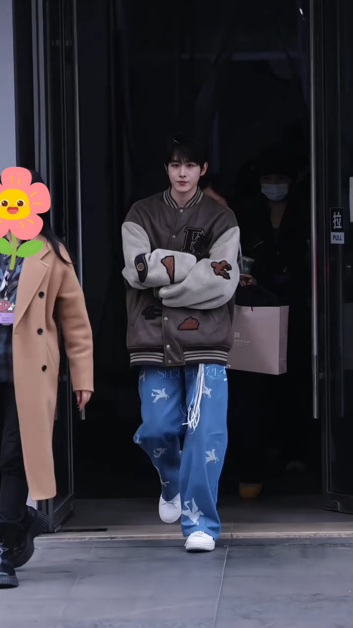 田嘉瑞综艺上班录制，男大好帅😎拍摄顺利 