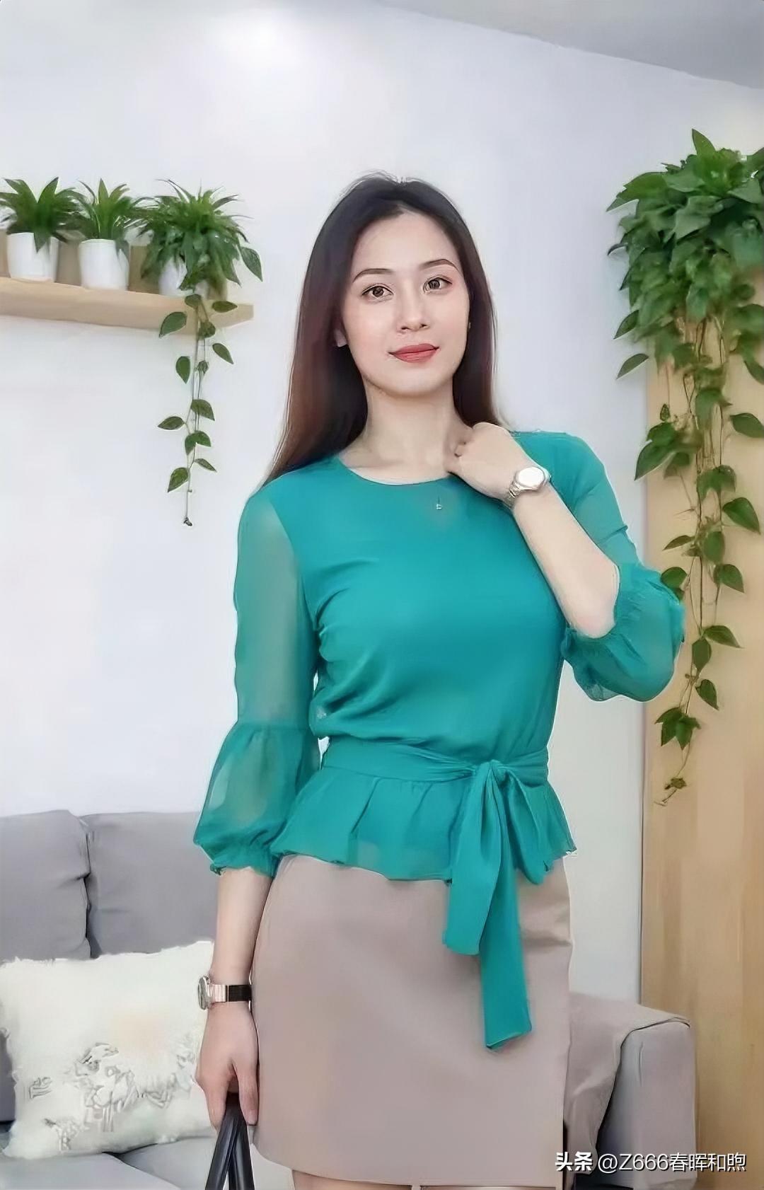 美不美你说了算💞💞青绿纱袖配卡其半裙，于绿植间优雅伫立，温柔知性。