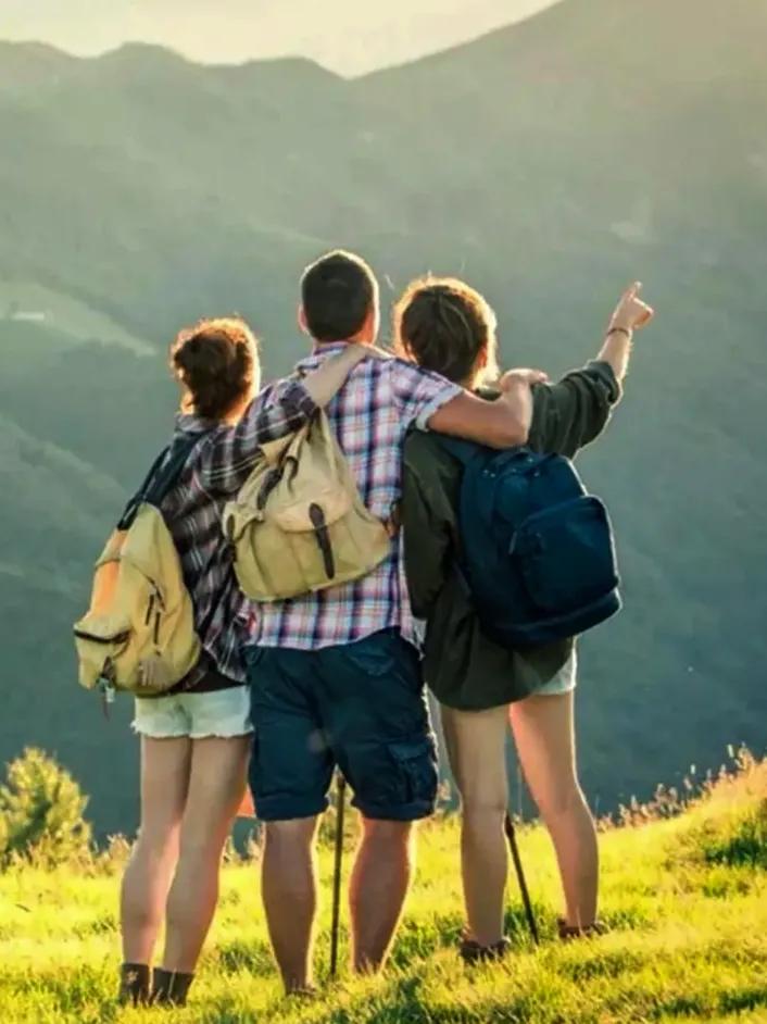 方圆天地，为头条联友对联：
人生步步皆风雨，
旅程回回尽坎坷。