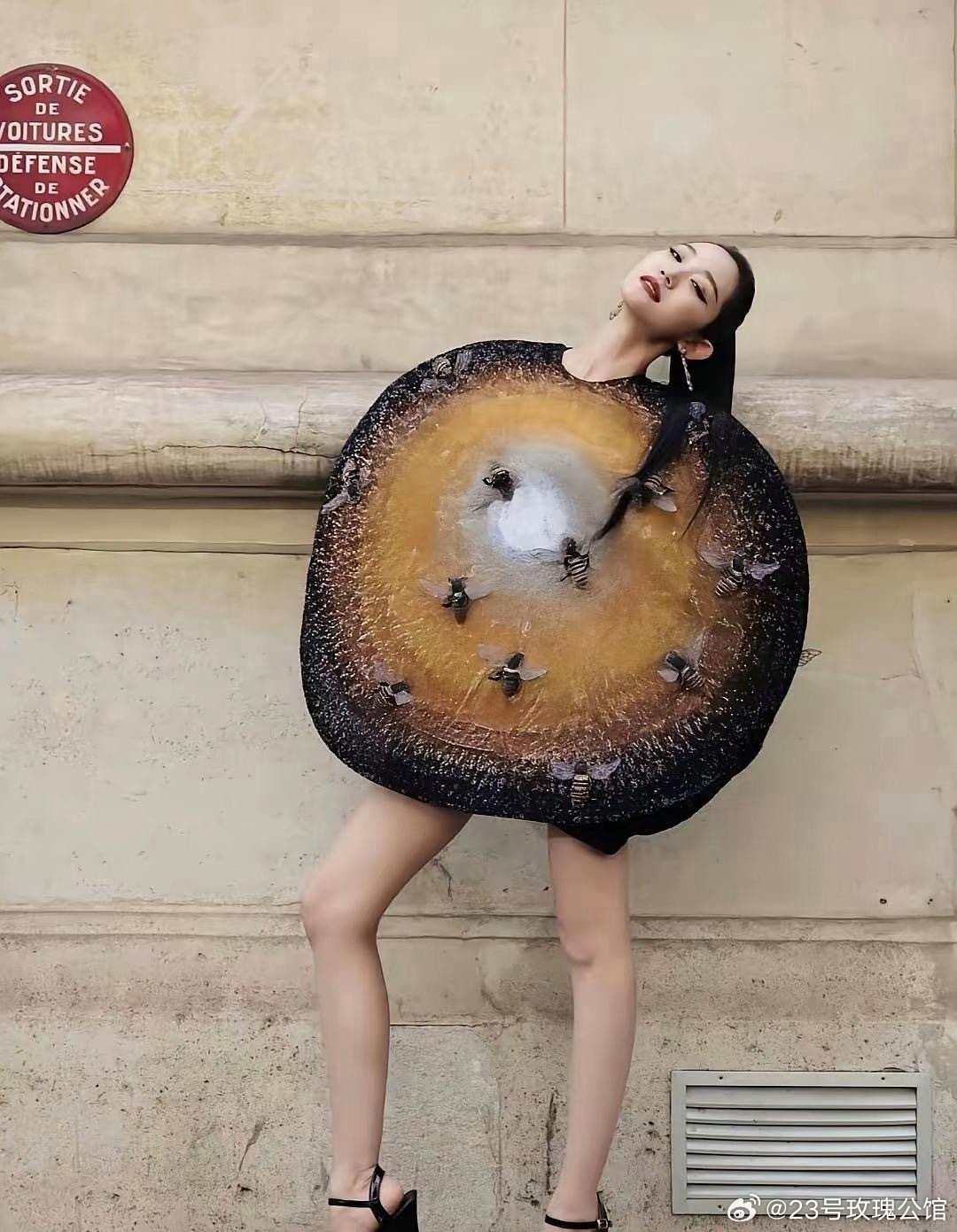 千惠穿的这是什么奇装异服，一点都欣赏不来 