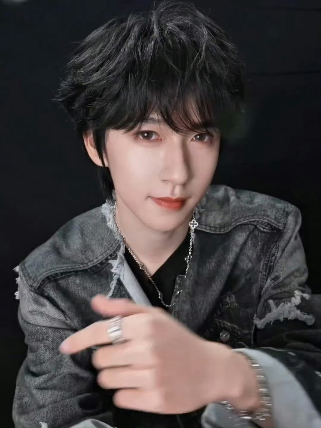 贺峻霖超话星愿池马年添个新装扮残影-时代少年团-贺峻霖[音乐]每个梦都波澜壮阔，