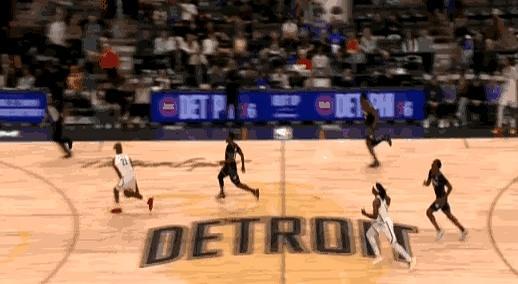 你敢信？十连败的篮网硬塞给活塞的胜利，对方愣是接不住。
 
前天在活塞主场，篮网