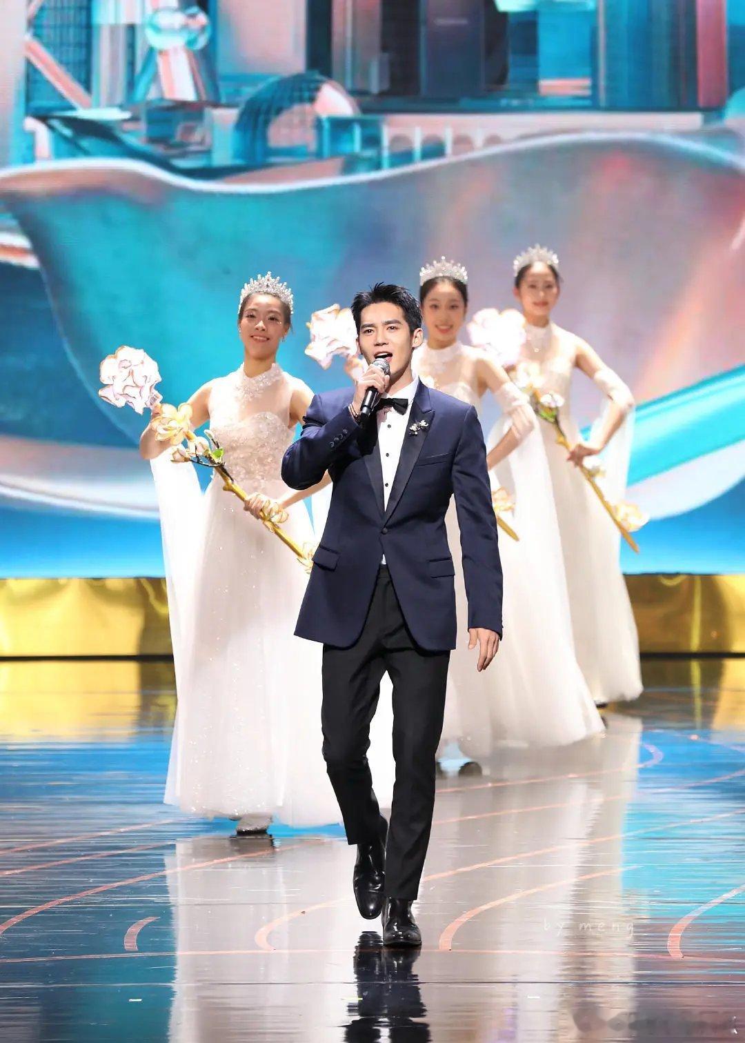 于适什么水平?居然能够做白玉兰的主持 ​​​