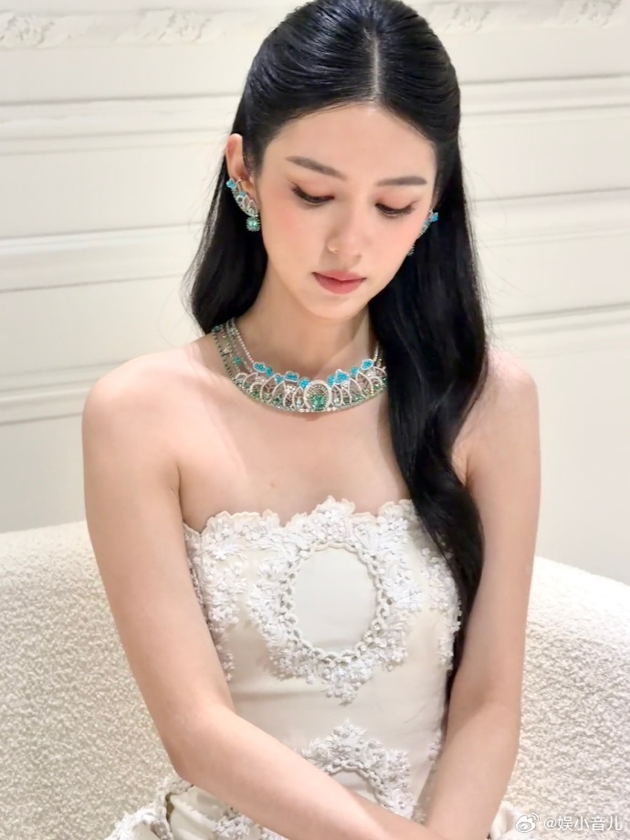 周也完全千金大小姐 谁被周也的千金造型狠狠惊艳到了✨！白色抹胸蕾丝裙衬得她气质绝