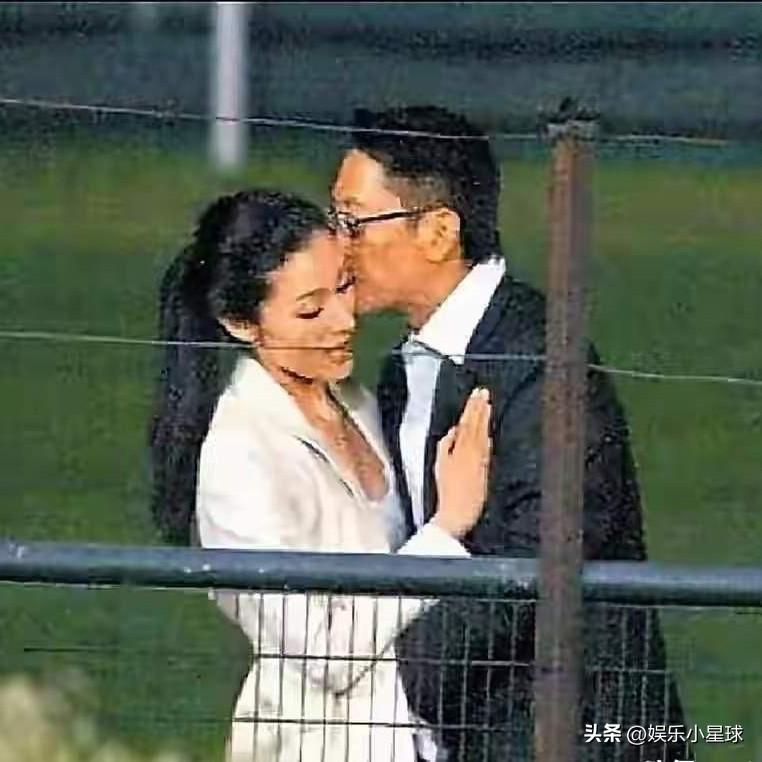 李嘉欣和许晋亨早年在马场附近亲密互动，画面里两人几乎顾不上周围目光。起初，李嘉欣