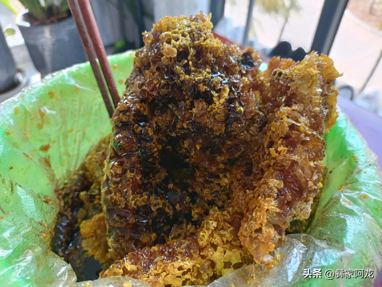 怎么买到真正的土蜂蜜?想买真正的土蜂蜜，无任何添加，不喂糖，要找对良心的蜂农，[
