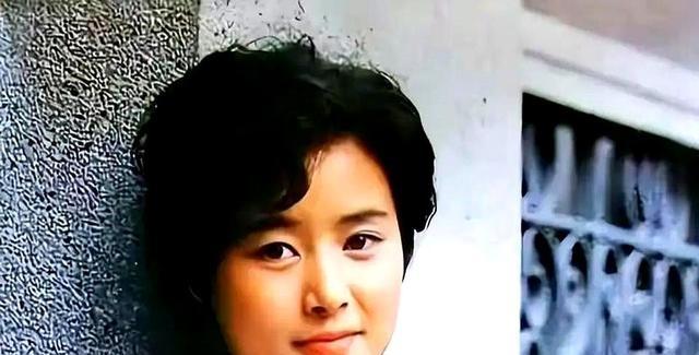 这部电影当时选角闹得挺厉害。本来定的是上海滩有名的美女宫雪花，长得洋气，试镜效果
