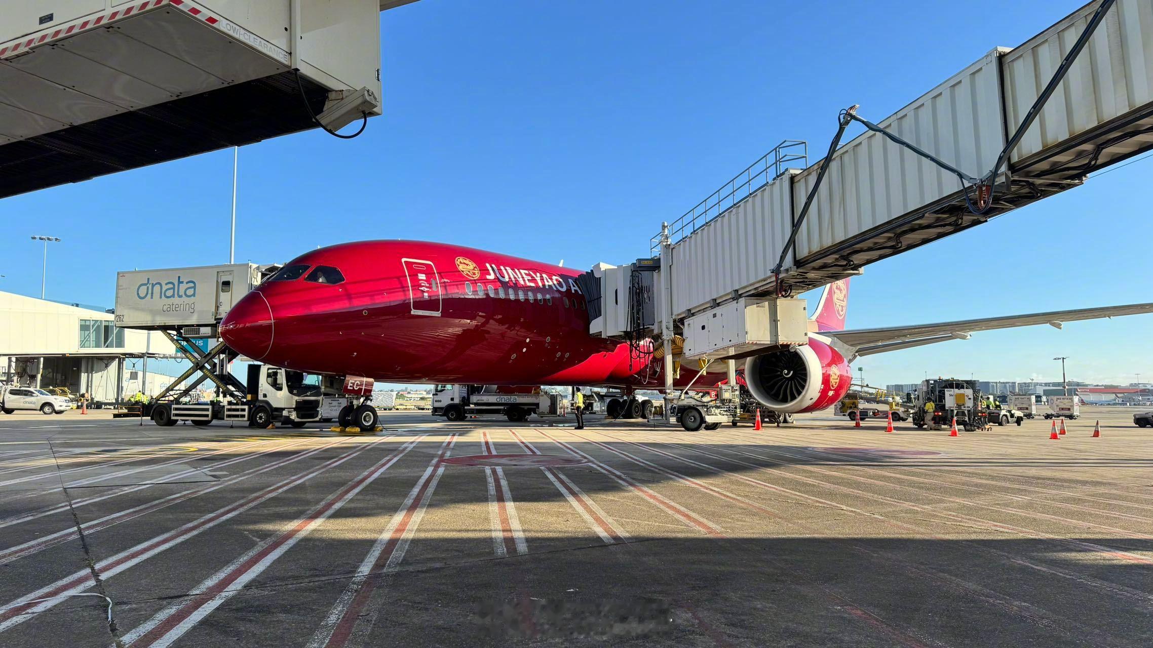 【上海—悉尼航线首航成功 吉祥航空首次飞入大洋洲市场】今日，吉祥航空HO1669