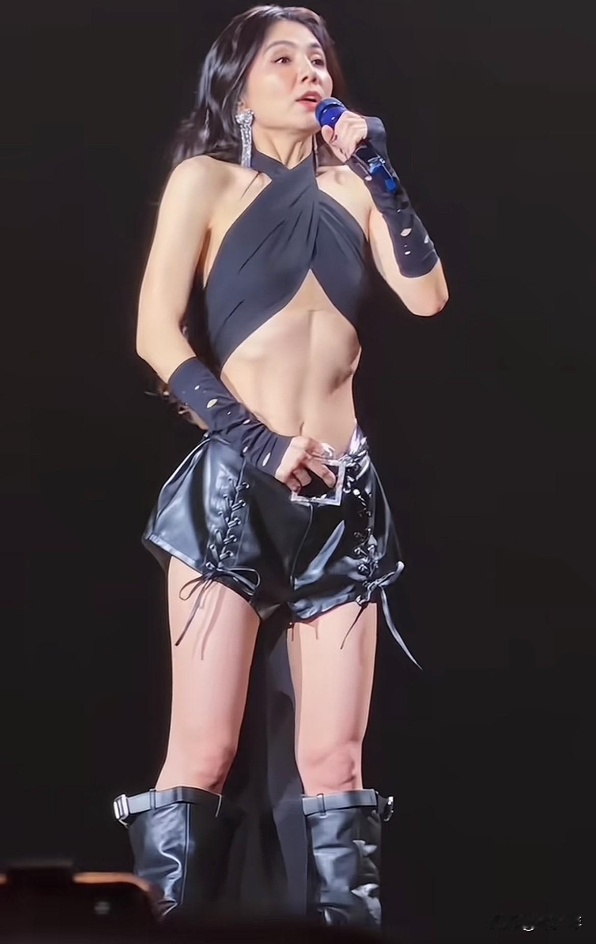 这姑娘结婚以后开窍了吗？当年SHE的Ella那个假小子，现在开演唱会竟然这么大胆