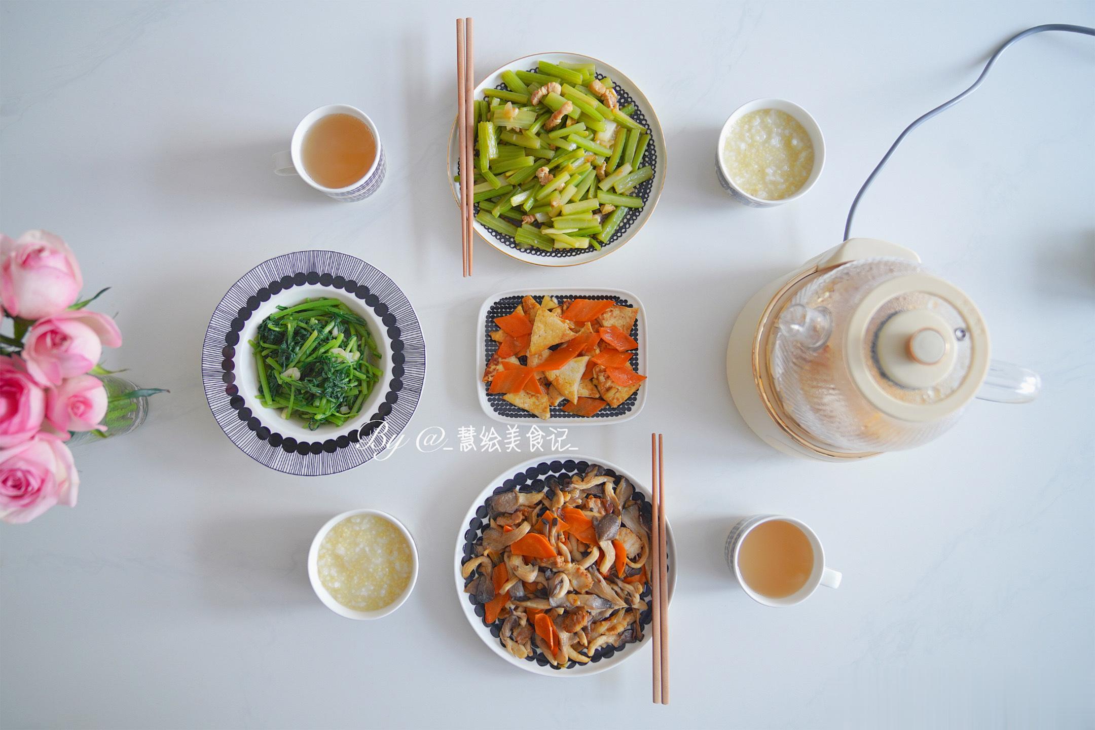 晚饭蒜蓉蒿子秆、平菇肉片、家常豆腐、芹菜炒肉、米粥、海底椰竹蔗茅根雪梨汤~ ​​
