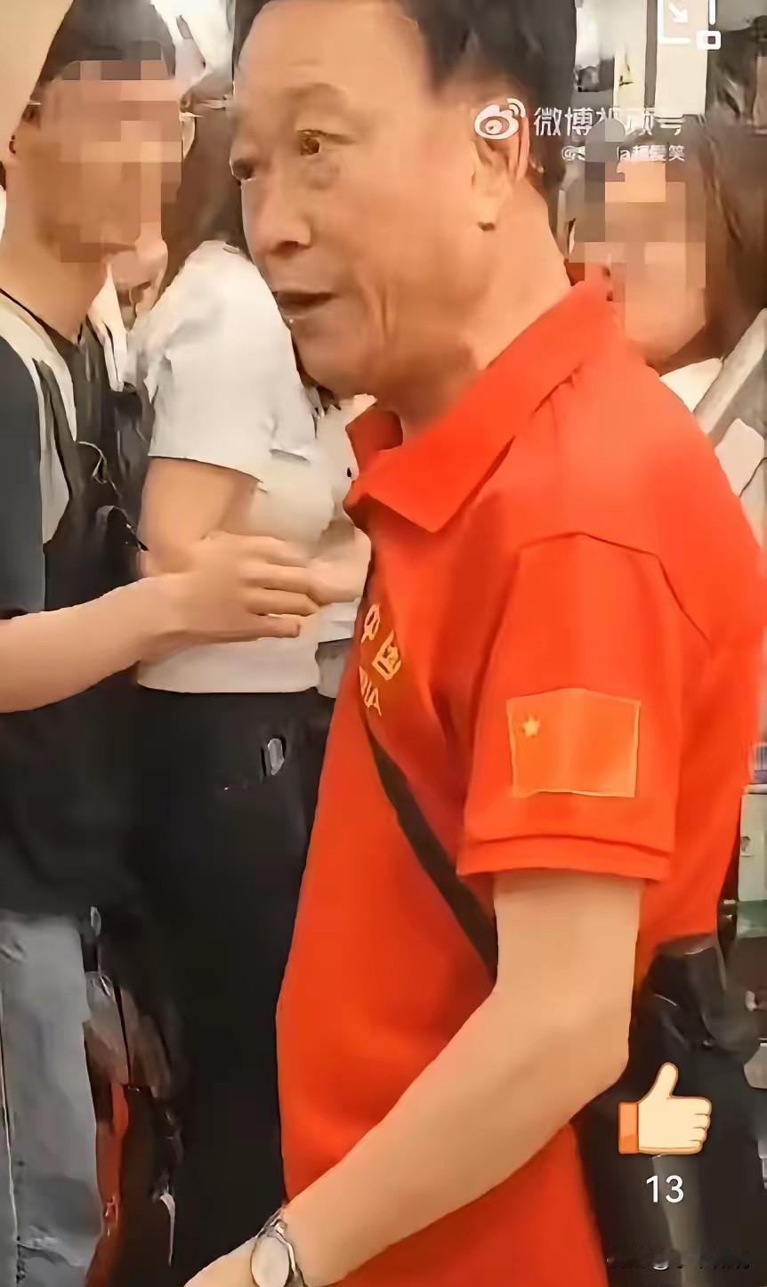 一名老人在成都地铁做出这般举动，实在有损文明城市形象！老人强行索要座位引发冲突的