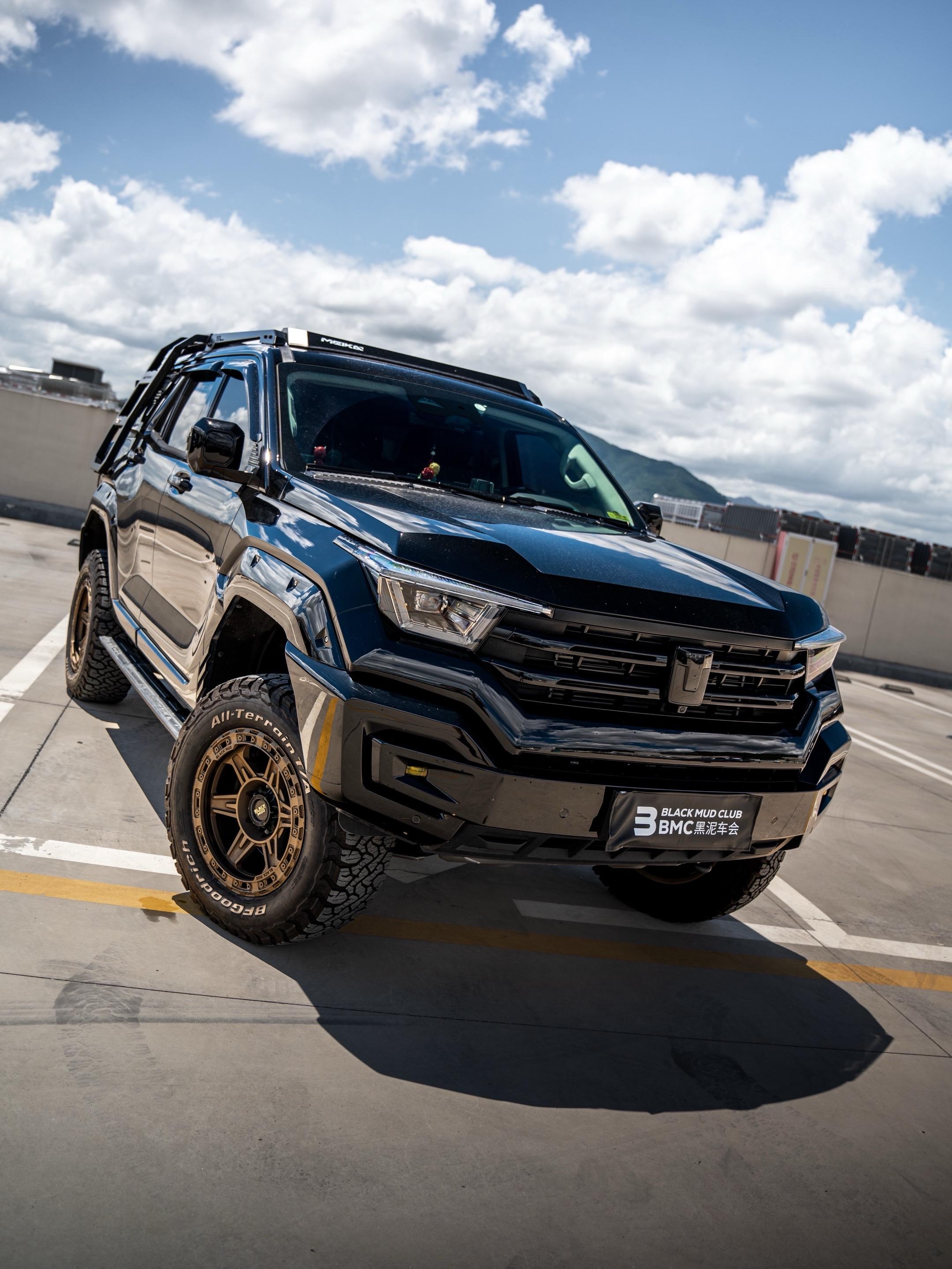 拒绝狼狈，这回不用钻车底调减震了…沙蜥电控氮气减震，有点帅…我还在外面...