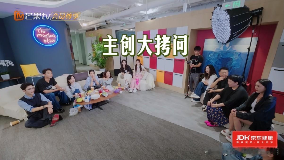 笑死了，《花儿与少年》的导演和编剧全员在线辟谣，说他们这个综艺真的没有剧本。
