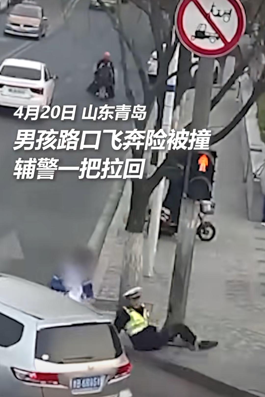 4月20日，山东青岛，晚高峰的路口车水马龙。实验初中的放学铃刚响，穿着蓝白校服的