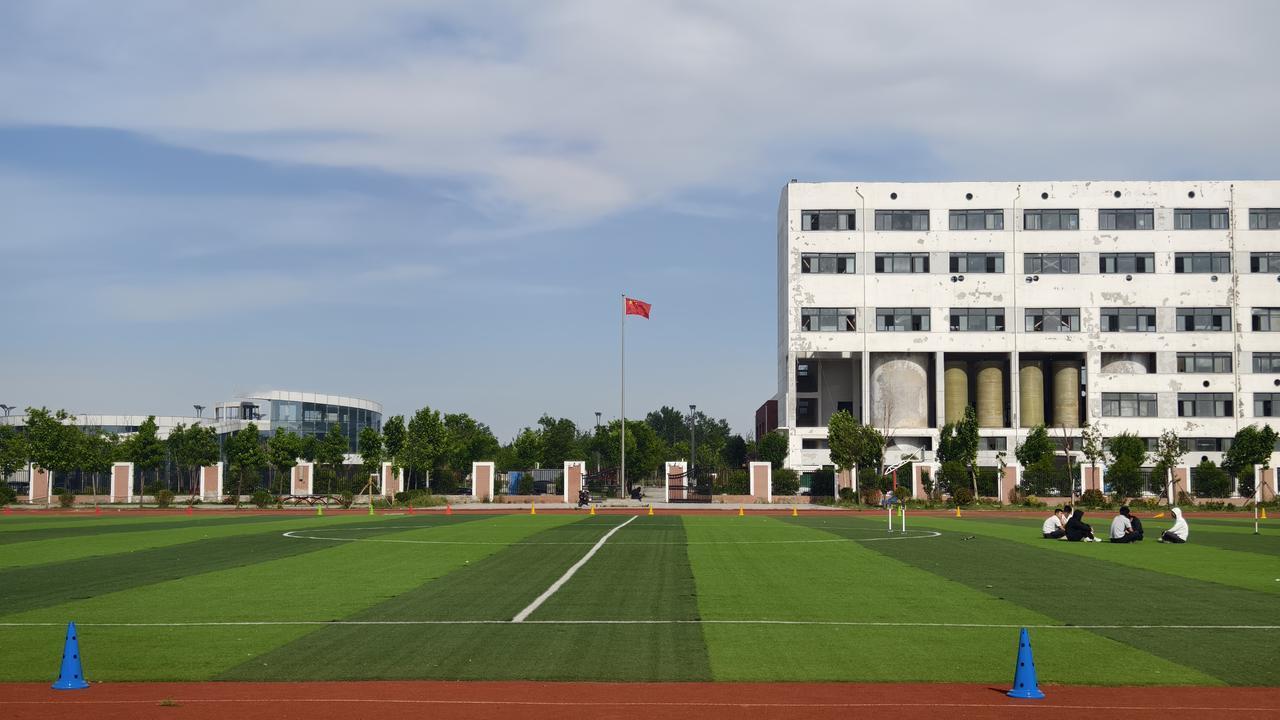 校园绿茵场，青春正当时
 
阳光洒满校园绿茵场，清风拂过蓬勃朝气。跑道蜿蜒向前，