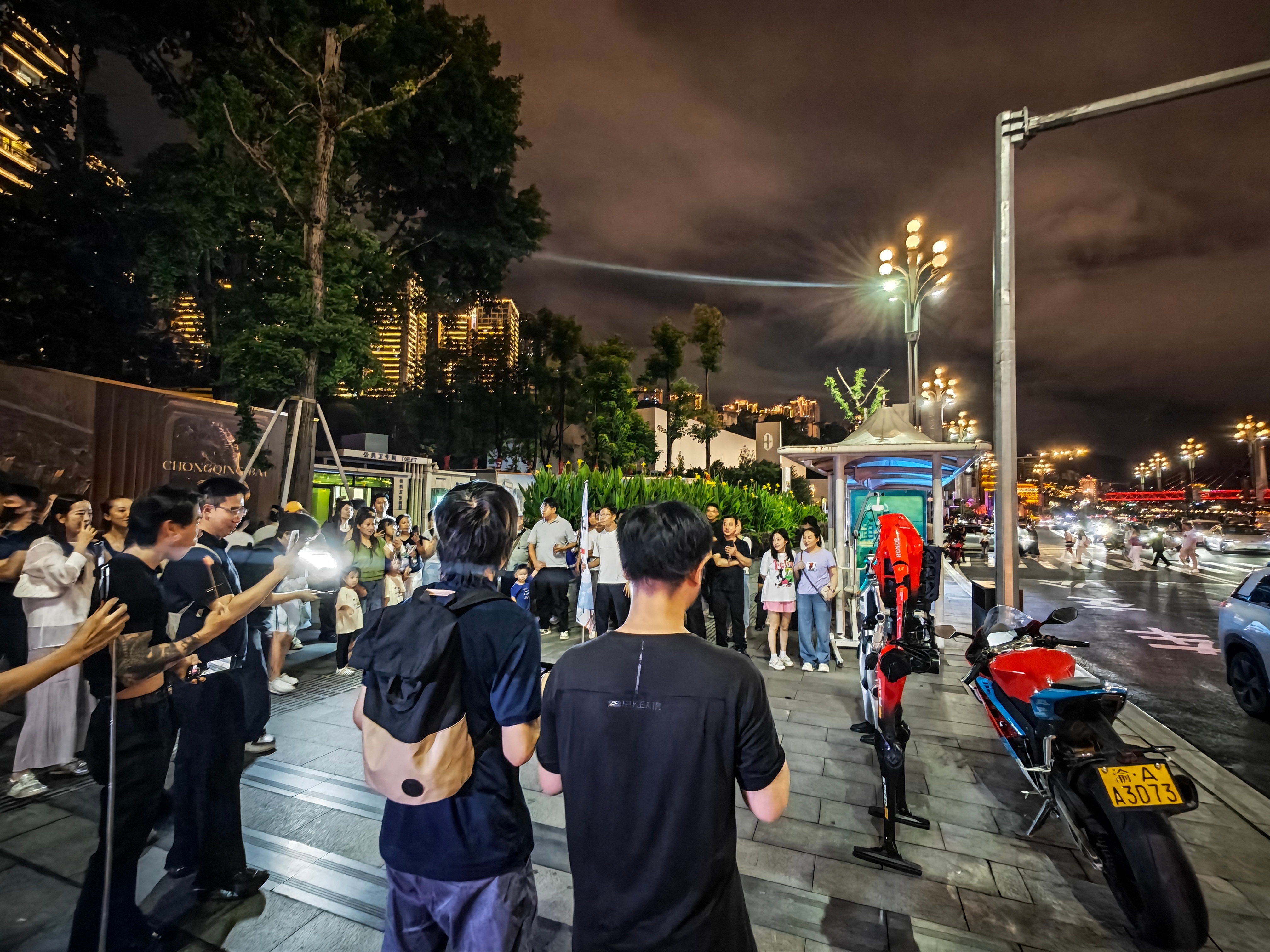 走遍重庆街头与校园，机器人带来满城温柔与热血探店、高考祝福、校园偶遇、毕业歌会比