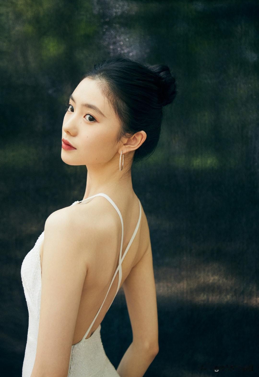 优雅侧颜，温柔女神，一抹微笑，惊艳时光。