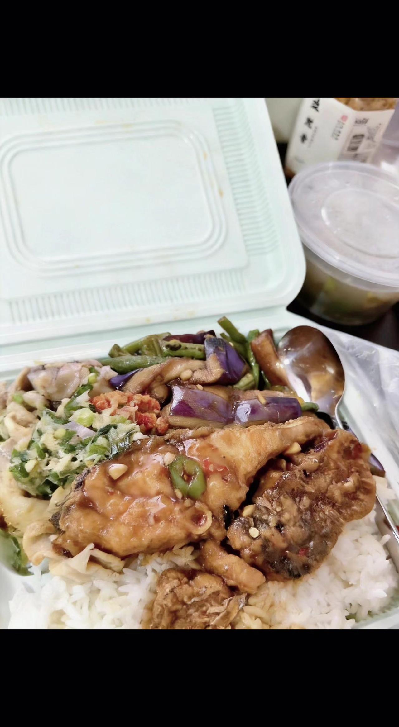 🍱打开盒盖香气扑脸！糖醋鱼像夕阳吻过米饭，茄子软得像云朵☁️打工人的小确幸，都