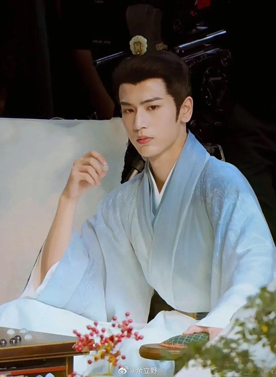 #张凌赫[超话]##度华年好戏开场群像特辑#感觉这样的群像确实很有意义，很喜欢这