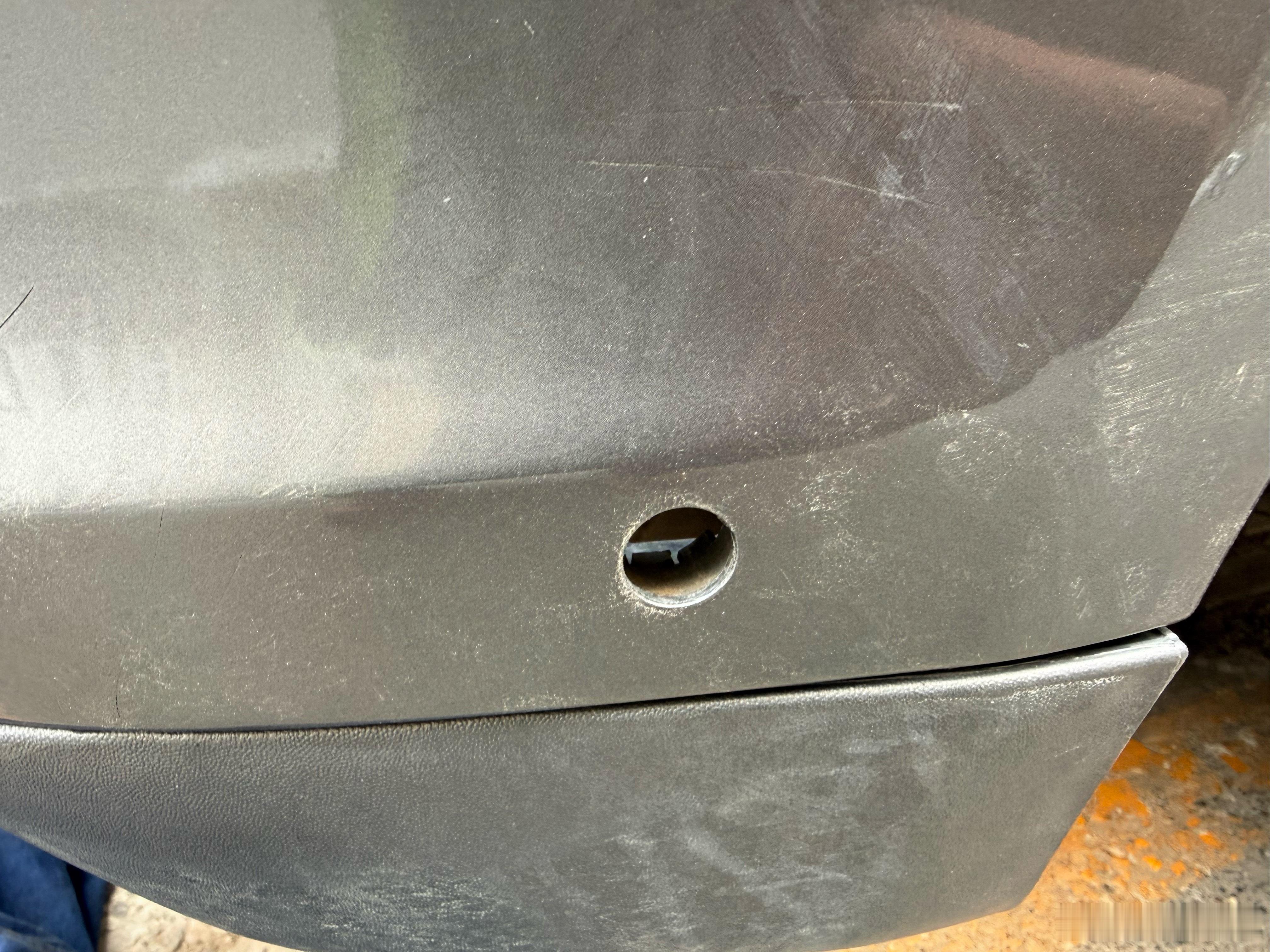 雷达掉到前杠里面了，那就拆开粘上