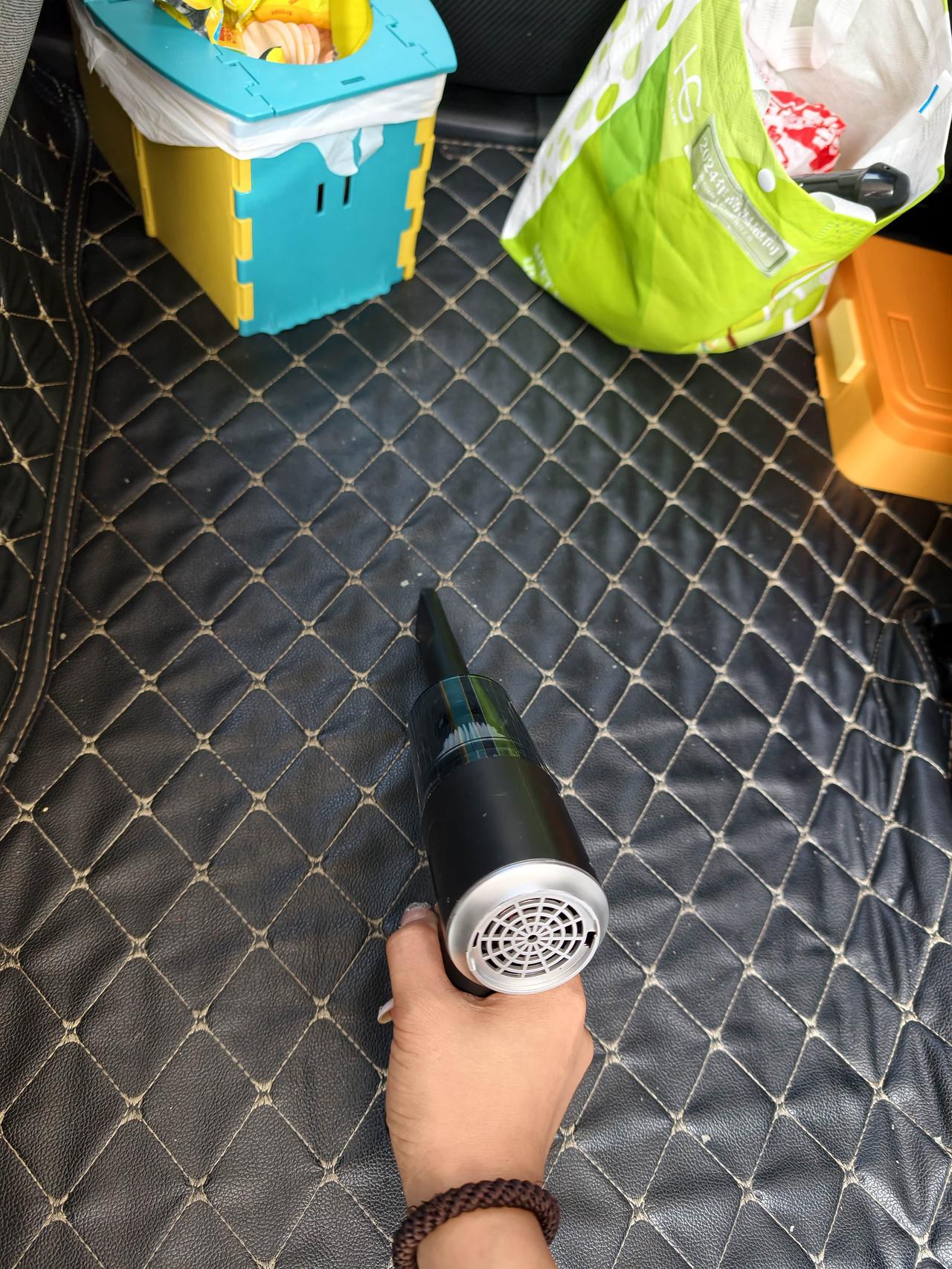 痛点：零食碎屑、灰尘毛发、砂砾颗粒等容易藏在车内座椅缝隙、脚垫下方，清理起来费时