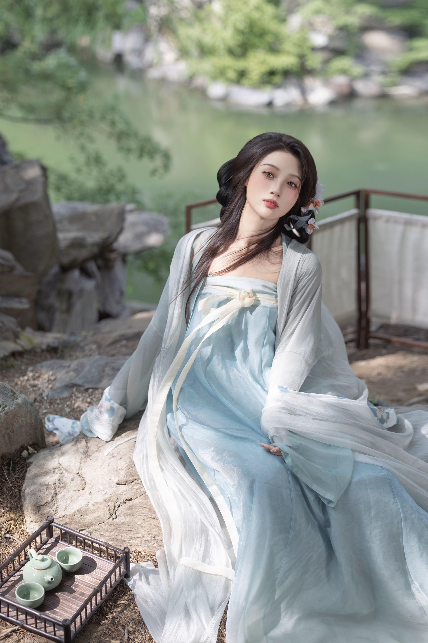 ‘春水碧于天’。