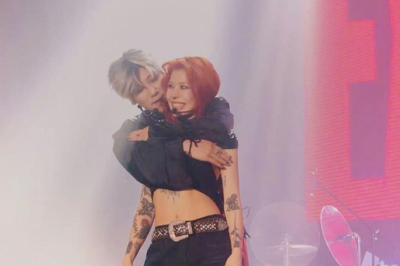 谁家歌手在舞台上直接给粉丝转账啊  被打扰一下乐团的宠粉操作整破防了！武汉站巡演