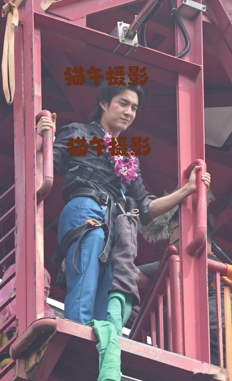 韩东君拍戏蹦极手臂脱臼 天呐！看路透韩东君拍戏蹦极直接手臂脱臼，隔着屏幕都觉得疼