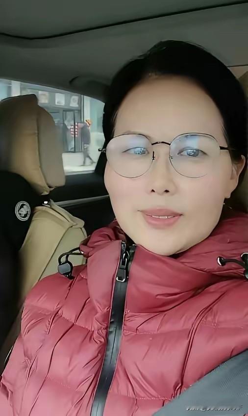 小杨阿姨在汪小菲家里，一待就是十五年。从玥儿出生的那天起，她就守在身边。孩子们平