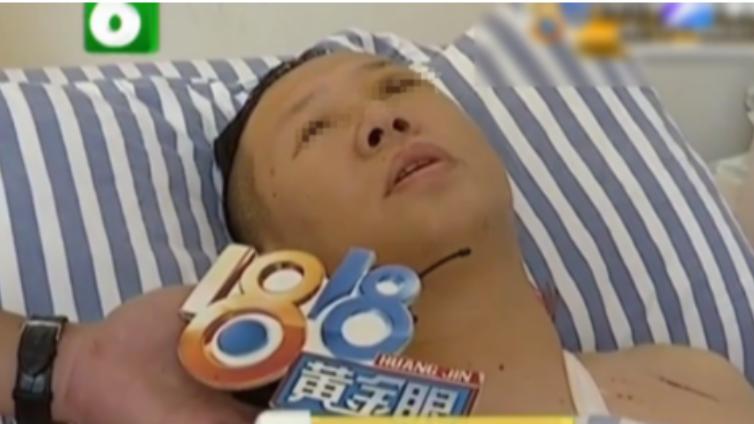 “来，跪下给我倒酒！”杭州萧山，一男子竟然逼着服务员跪下倒酒，甚至还拿酒浇在她头
