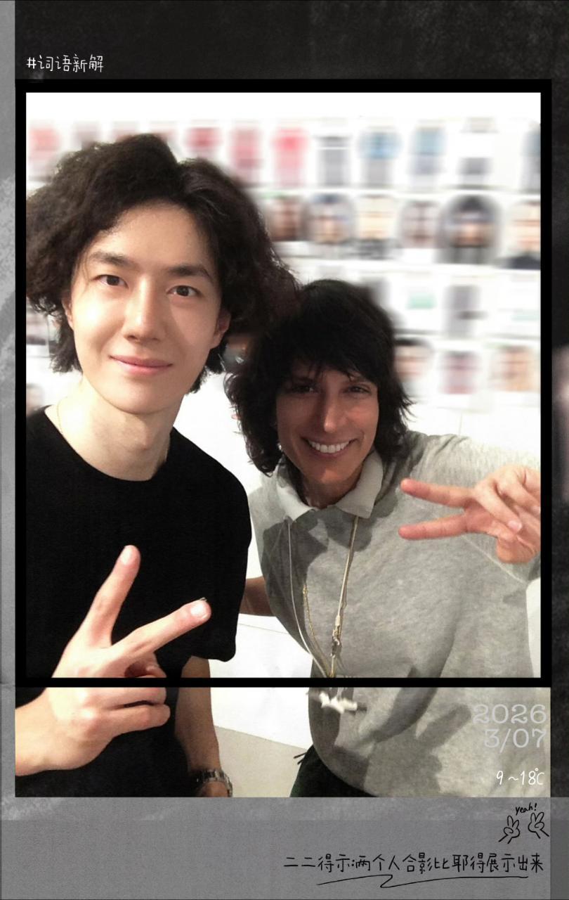 时尚博主: 你们见过那个品牌总监在秀前，把代言人拉去幕后，先把全系列欣赏一遍啊！